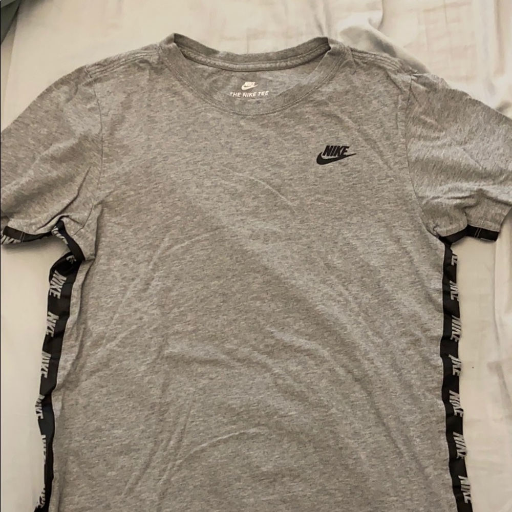 ◾️Gray Nike top with Black logo lining◾️